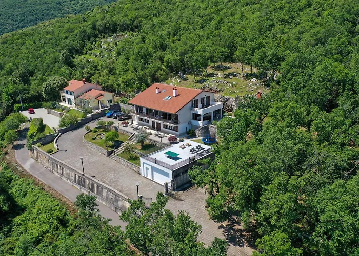 Grosses Reihenhaus Mit Viel Gruen Und Meerblick