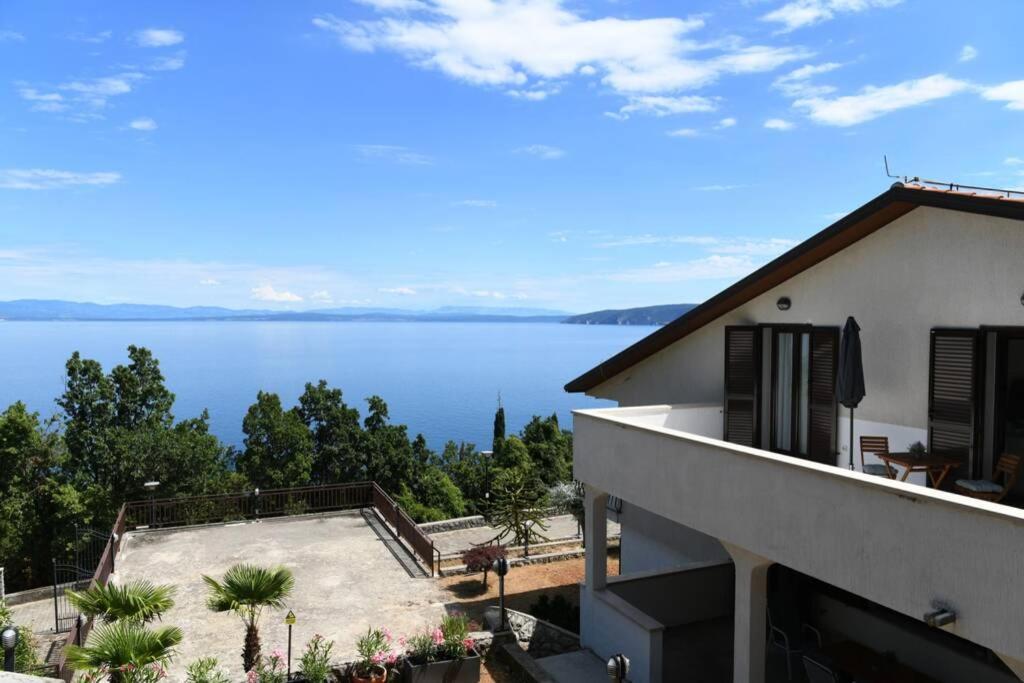 Grosses Reihenhaus Mit Viel Gruen Und Meerblick Moscenicka Draga
