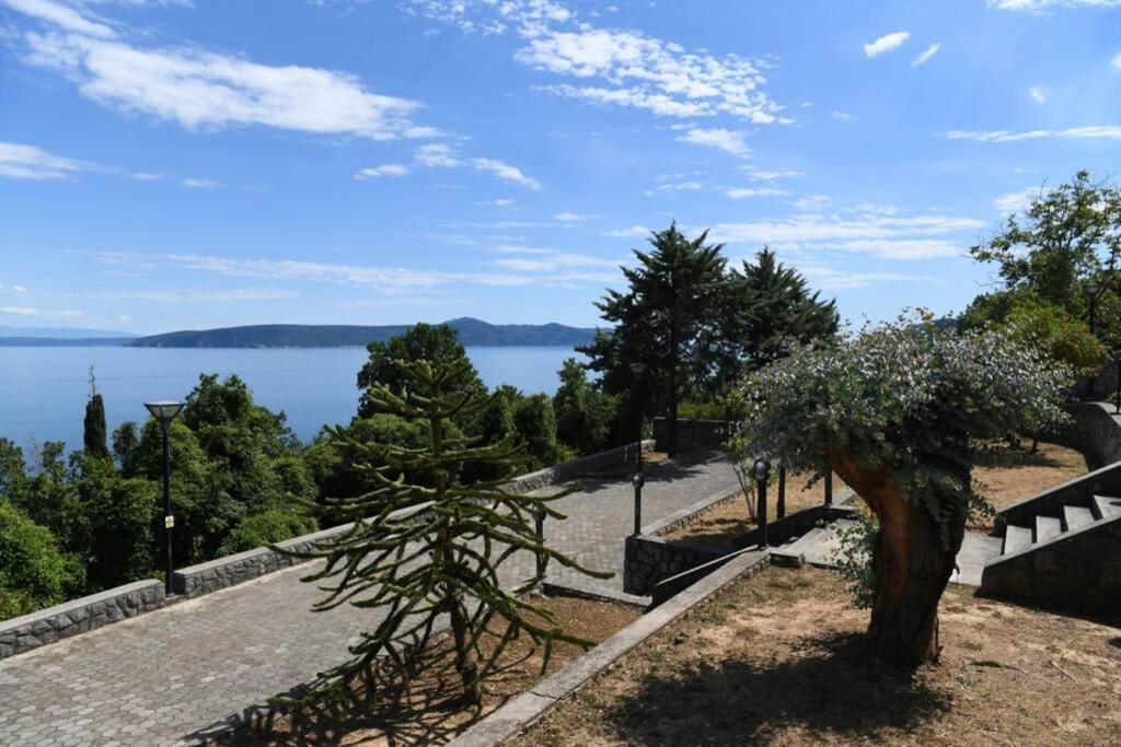 Grosses Reihenhaus Mit Viel Gruen Und Meerblick Holiday home Moscenicka Draga