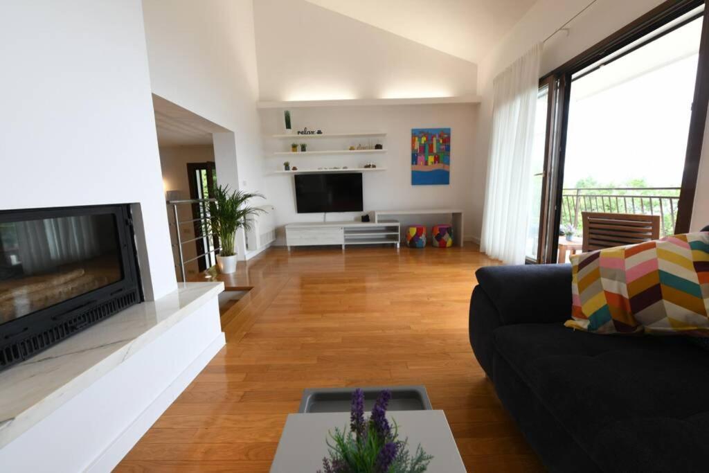 Grosses Reihenhaus Mit Viel Gruen Und Meerblick * Moscenicka Draga