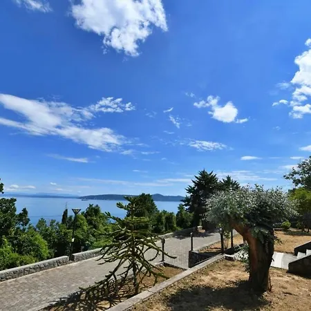 Grosses Reihenhaus Mit Viel Gruen Und Meerblick Moscenicka Draga Exterior photo
